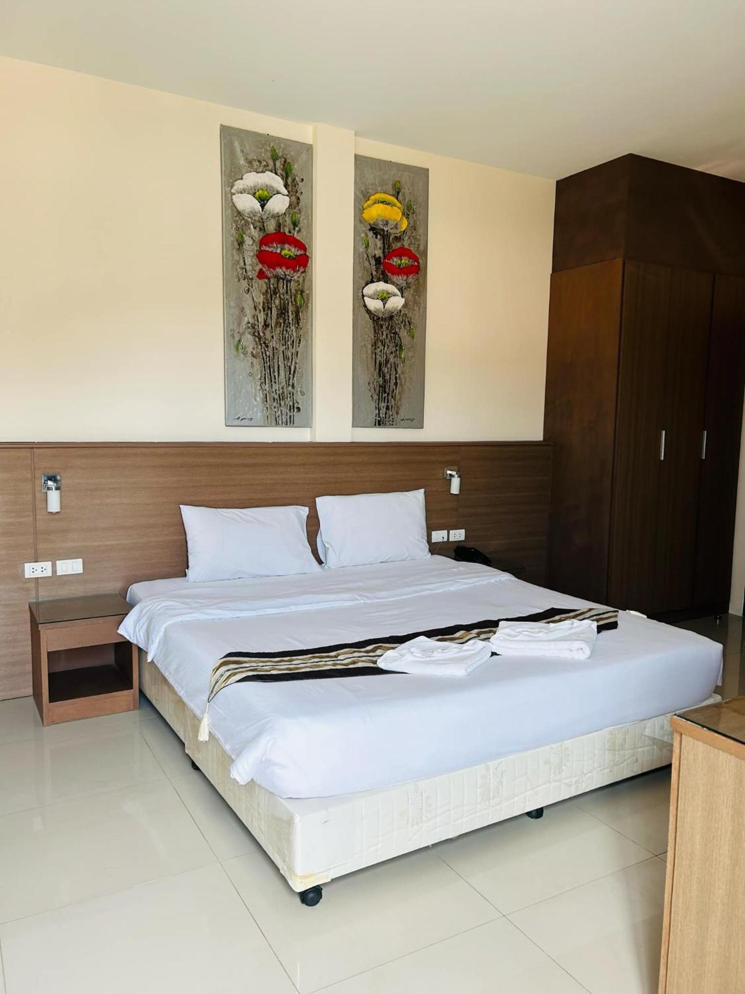 Royal Waves Hotel Patong Exteriör bild