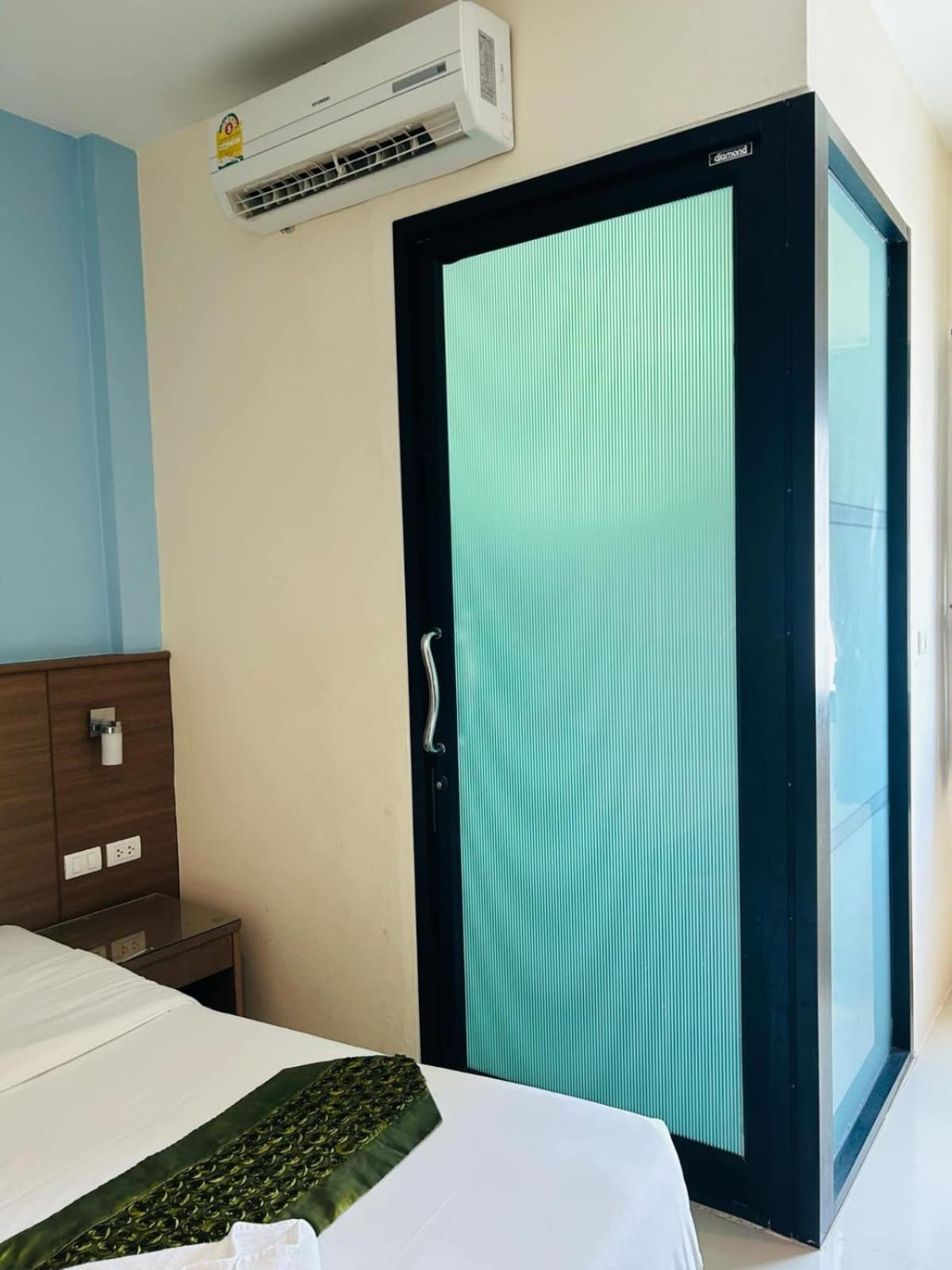 Royal Waves Hotel Patong Exteriör bild
