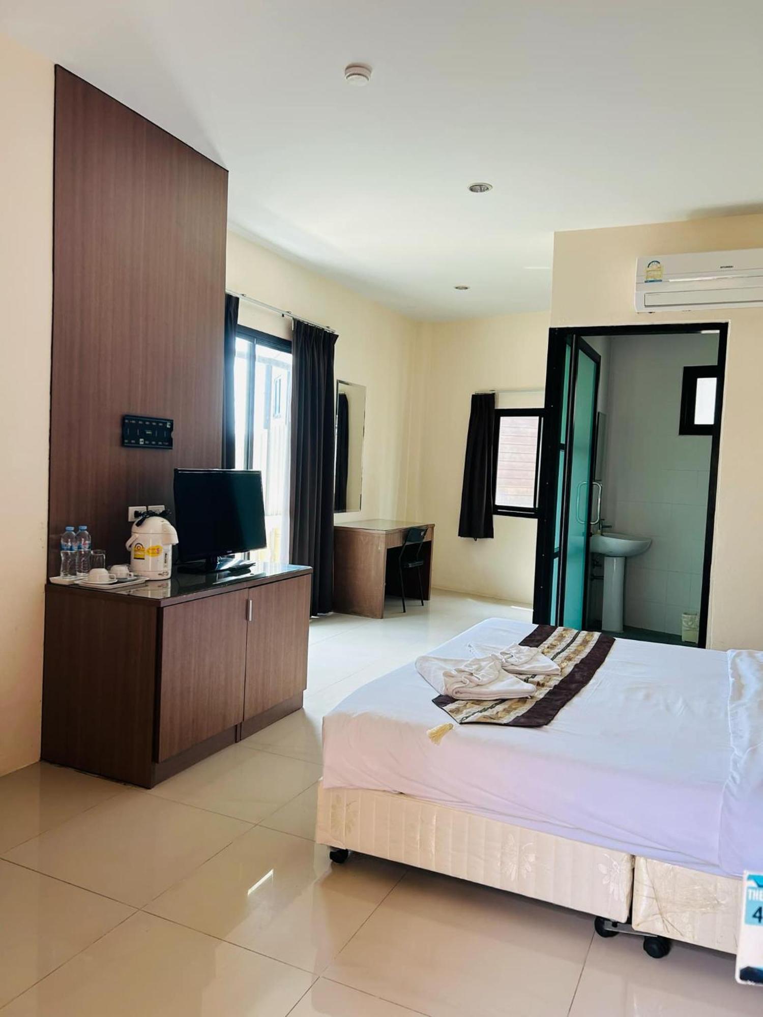 Royal Waves Hotel Patong Exteriör bild