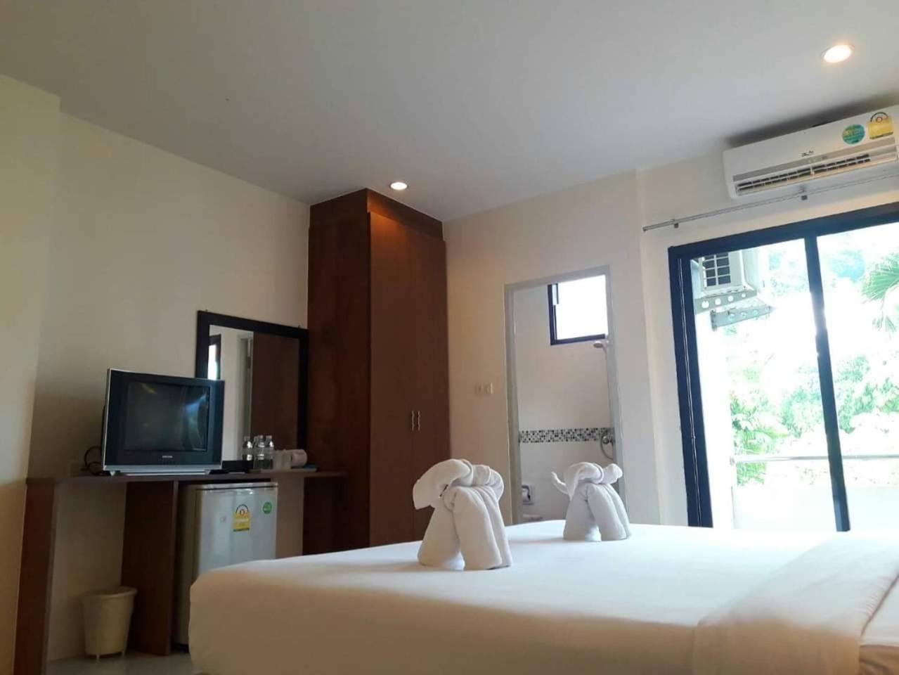 Royal Waves Hotel Patong Exteriör bild